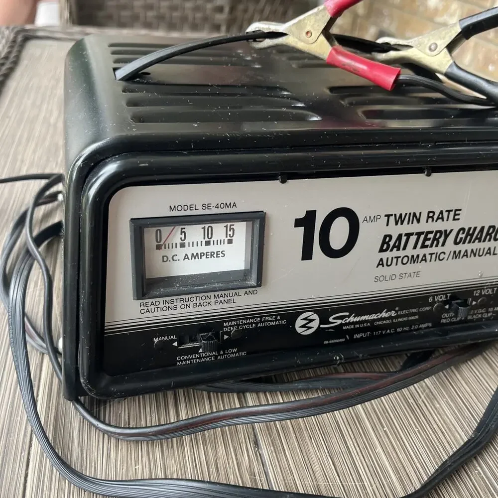 Schumacher Model SE-40MA 10 Amp Manual/Auto Twin Rate 6* 12 V Battery Charger